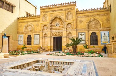 Cairo, Mısır - 23 Aralık 2017: Merkez Bina Coptic Museum zengin oyulmuş desenlerle yazıtlar Yunanca ve Arapça dillerinde erken Hıristiyan tarzı üzerinde Aralık 23, Kahire süslenmiş