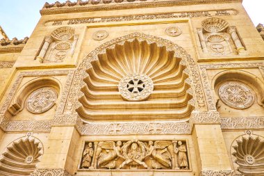 Coptic Museum bas-reliefs Azizler ve melekler, Kahire, Mısır ile ana Iwan Kıpti tarzı güzel oyma desenleri ile