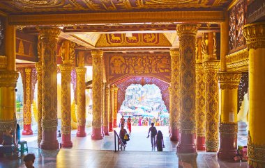 Yangon, Myanmar - 27 Şubat 2018: Üstün iç ve Doğu Kapısı Galeri, Shwedagon Pagoda oyulmuş altın sütun ve 27 Şubat Yangon yapılan süslü tavan