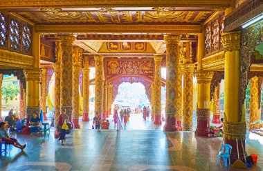 Yangon, Myanmar - 27 Şubat 2018: Merdiven boyunca Doğu Kapısı Galeri, Shwedagon Pagoda doğal iç dekore 27 Şubat Yangon yapılan ahşap ve boyalı ayrıntılar, oyulmuş.