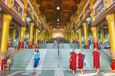 Yangon, Myanmar - 27 Şubat 2018: Uzun merdiven içinde Doğu Galeri, Shwedagon üzerinde Yangon 27 Şubat Pazar tezgahları ve büyük yaldızlı sütun, çevrili Pagoda,.