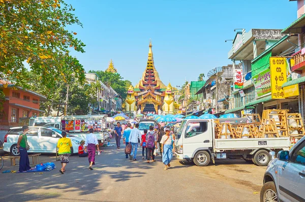 Yangon Mianmar Fevereiro 2018 Movimentado Mercado Frente Portão Leste Shwedagon — Fotografia de Stock