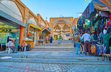 Kashan, Iran - 22 Ekim 2017: Kapalı Çarşı Pazar sokak portal Mir Hasan (Meidan) Camii, manzaralı Mukarnas ayrıntıları ile dekore edilmiş ve desenler, 22 Ekim'de Kaşan içinde döşeli.