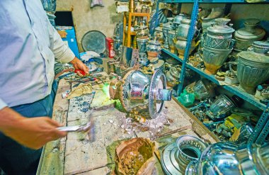 : Kashan, Iran - 22 Ekim 2017: Kashan 22 Ekim tarihinde paslanmaz çelik semaver Kapalıçarşı, atölye, onarma işlemi.
