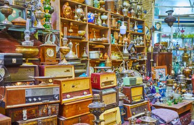 : Kashan, Iran - 22 Ekim 2017: Vintage parçalar - radyo, sofra, heykelcikler, samovars, kahve kap ve gaz lambaları Kapalıçarşı, 22 Ekim'de kaşan antika dükkanında yığınları.