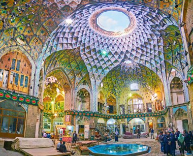 : Kashan, Iran - 22 Ekim 2017: Ortaçağ Aminoddole Kervansaray (Timche-ye Amin od-Dowleh): Kashan 22 Ekim tarihinde Fars ve benzersiz iç mimari, keşfetmek için en iyi yerdir.