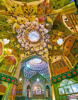 : Kashan, Iran - 22 Ekim 2017: Oyma yıldız kubbe Aminoddole Kervansaray küçük salonu (Timche-ye Amin od-Dowleh)-şehir Kapalıçarşı, 22 Ekim'de kaşan içinde ünlü dönüm noktası.