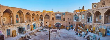 : Kashan, Iran - 22 Ekim 2017: Kapalı Çarşı Mağazaları ve ambarları ile avlu, eski Kervansaray, mobilya antika parçaları sokağın ortasında durmak ve 22 Ekim'de kaşan onarım için bekleyin.