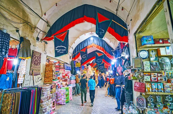 カーシャーン イラン 2017 忙しい路地の古いグランド バザールは 旗で飾られて元旦祭 生活雑貨 屋台の店を地元散歩のカーシャーンで — ストック写真