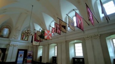 Czestochowa, Polonya - 12 Haziran 2018: Knights Hall, Jasna Gora Rönesans tarzında tasarlanmış ve dekore edilmiş tarihi bayraklar ve afiş, üzerinde 12 Haziran Czestochowa, manastır,.