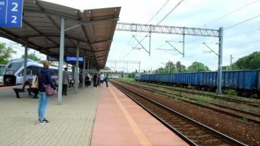 Czestochowa, Polonya - 12 Haziran 2018: İnsanlar üzerinde 12 Haziran Czestochowa, Czestochowa Stradom Tren İstasyonu, Açık Hava platformunun trenlerde bekler.