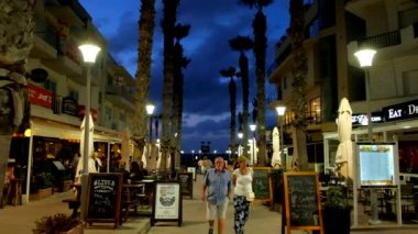 Bugibba, Malta - 14 Haziran 2018: Tatilciler Restoran Pjazza geçit, Bay Meydanı - tesisin gece hayatı, merkezi 14 Haziran Bugibba içinde yer alan seçin.