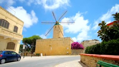 Xaghra, Malta - 15 Haziran 2018: Ziyaret Ortaçağ Ta' Kola yel değirmeni, korunmuş taş 15 Haziran Xaghra köyü Gozo Adası, binanın içinde doğal etnografik Müzesi.