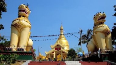 Yangon, Myanmar - 17 Şubat 2018: Chinthe (leogryphs) altın stupa ve güvercinler sürüsü teller, üzerinde 17 Şubat olarak Yangon üzerinde bir görünüm ile Maha Wizaya (Mahavijaya) Pagoda adlı büyük heykelleri
