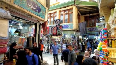 Tahran, Iran - 25 Ekim 2017: aroma kahve, cezve kum üzerinde Ekim 25, Tahran, İran haşlanmış sunan eğri alleyway Tajrish ın Bazaarı, farklı tezgahları, halı mağazaları, ile kahve evin.