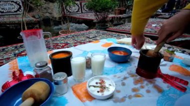 Tehran, Iran - 25 Ekim 2017: Darband içinde abgusht yemeye hazır ol, bu kuzu çorba-güveç nohut ve sebze ile taş tencerede (dizi) gözleme ve ayran, 25 Ekim, Tahran, İran üzerinde hizmet vermektedir