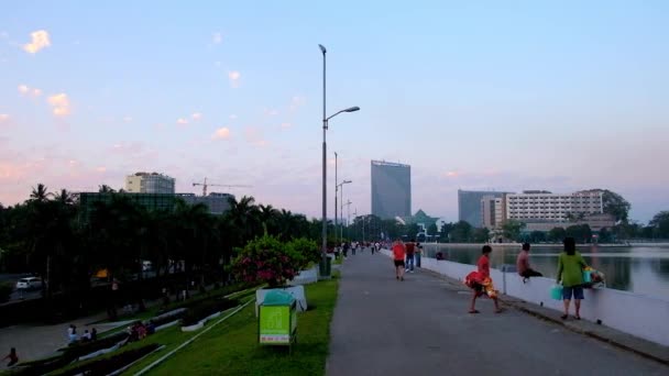 Yangon Mianmar Março 2018 Pessoas Apreciam Pôr Sol Parque Lago — Vídeo de Stock