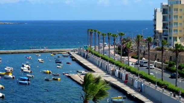 Buġibba Malta Juni 2018 Vyn Dawret Gzejjer Strandpromenaden Med Höga — Stockvideo