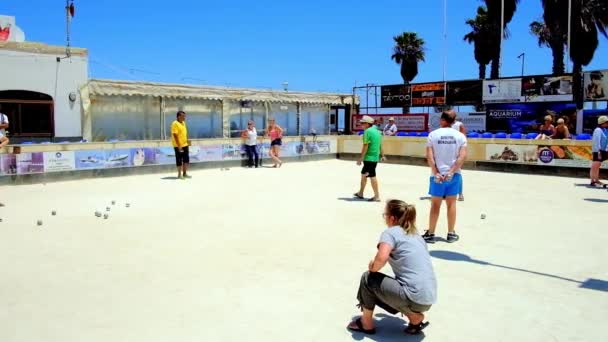 ブギバ マルタ 2018 バッチ ゲーム ボウル ボール はマルタのリゾートで人気のあるスポーツ活動 地元の人や観光客は 日ブギバの小さな砂丘地のそれを楽しむ — ストック動画