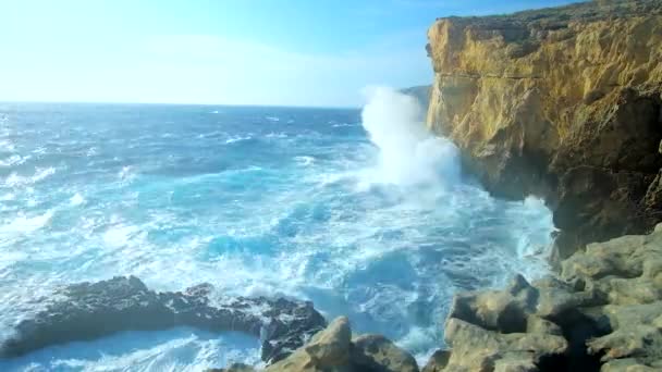 Sterke Mediterrane Schuimende Golven Smash Tegen Gigantische Rots Aan Kust — Stockvideo