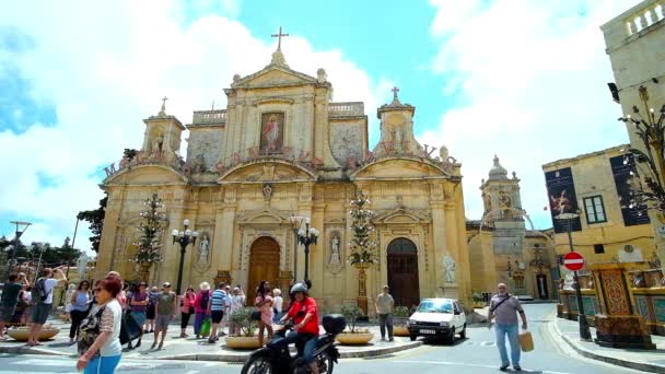 马尔他 马耳他 2018年6月16日 拥挤的三爪广场与历史的圣保罗大学教堂 这是著名的城市地标和对象的旅游兴趣 在6月16日在拉巴特 — 图库视频影像