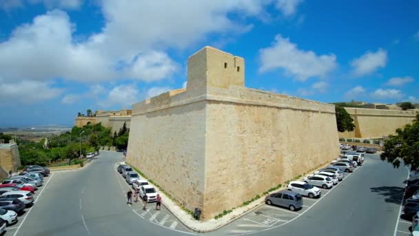 姆迪纳 马耳他 2018年6月14日 中世纪 彼得的堡垒姆迪纳堡垒与现代停车场在护城河 在6月14日在姆迪纳 — 图库视频影像