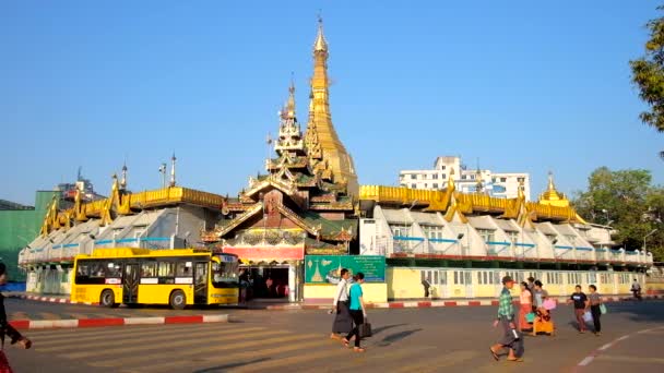 缅甸仰光 2018年2月17日 在历史白塔宝塔前面 行人穿过宽阔的 Bandula 它的主要佛塔在市场的摊位后面 在2月17日仰光 — 图库视频影像