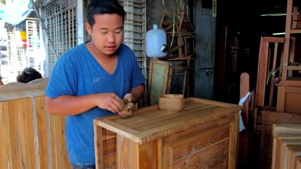 缅甸仰光 2018年2月17日 唐人街家具车间的木匠在工作中 他用蜡填充棒修复木材上的裂缝 2月17日在仰光 — 图库视频影像