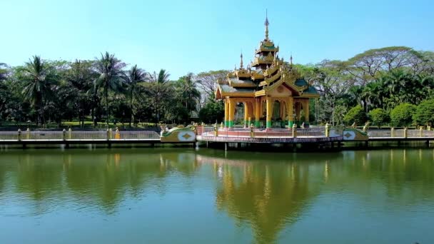 Festői Buddhista Szentély Faragott Pyatthat Tető Tükröződik Theingottara Park Yangon — Stock videók