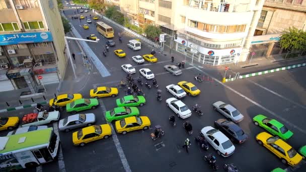 Tehran Irán Octubre 2017 Ocupado Tráfico Intersección Las Calles Amir — Vídeo de stock