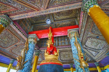 Yangon, Myanmar - 27 Şubat 2018: Shwedagon Pagoda doğal sütunlarla karmaşık Tharrawaddy Min Bell (Maha Tissada Gandha Bell) evde tavan ve ejderha, 27 Şubat Yangon yapılan heykelleri karmaşık mirrorwork.