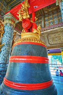 Yangon, Myanmar - 27 Şubat 2018: Dev Tharrawaddy Min Bell (Maha Tissada Gandha Bell) veya doğal pavilion Shwedagon Zedi Daw karmaşık, Şubat 27 Yangon içinde yer alan büyük üç tonlu tatlı ses.