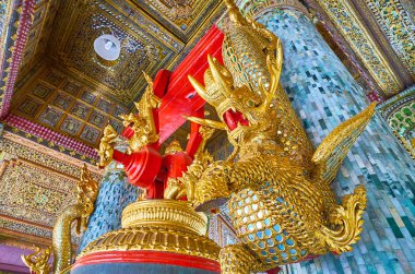 Yangon, Myanmar - 27 Şubat 2018: Başyapıt heykel yılan Ejderha ayna kakma ve yaldızlı oymalar, Tharrawaddy Min Bell House of Shwedagon 27 Şubat Yangon yapılan karmaşık taş sütun boyunca tarama.
