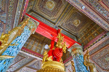 Yangon, Myanmar - 27 Şubat 2018: İç in Tharrawaddy Min Bell evde tavan, taş döşemeleri ve sütunlar üzerinde 27 Şubat Yangon yapılan tarama yılan Ejderha desenli ayna Shwedagon.
