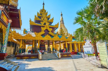 Yangon, Myanmar - 27 Şubat 2018: Dış, Tharrawaddy Min Bell House of Shwedagon Zedi Daw karmaşık pyatthat (multistaged) çatı ve fazla yaldızlı sütun üzerinde 27 Şubat Yangon yapılan tarihi çan çevresinde.
