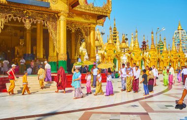 Yangon, Myanmar - 27 Şubat 2018: Şubat 27 Yangon içinde samanera Shwedagon, yılında Manastır koordinasyon işaretleme Budist adanmışlar altın şemsiye üzerinde Shinbyu (pabbajja), novitiation töreni ile.