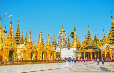 Yangon, Myanmar - 27 Şubat 2018: Shwedagon Pagoda karmaşık, Singuttara tepe üzerinde bulunan ve 27 Şubat Yangon olarak dünyanın her yerinden turist arasında ünlü çarpıcı mimarisi.