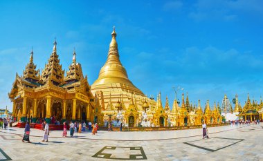 Yangon, Myanmar - 27 Şubat 2018: Dev altın stupa Tapınağı Shwedagon Zedi Daw - en kutsal Budist karmaşık ülkede 27 Şubat Yangon içinde onun mimarisi ve zengin dekorlar için ünlü