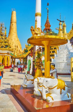 Yangon, Myanmar - 27 Şubat 2018: Dini heykeller üzerinde 27 Şubat Yangon yapılan Doğu Kapısı girişinde Shwedagon Pagoda gerekçesiyle fil