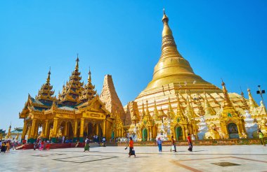 Yangon, Myanmar - 27 Şubat 2018: Shwedagon Zedi Daw üzerinde 27 Şubat Yangon içinde onun dev güzel pagoda, süslü stupas ve doğal görüntü evleri ve türbelerin, ünlü.