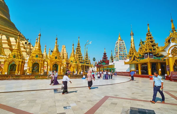 Yangon Mianmar Fevereiro 2018 Turistas Peregrinos Visitam Pagode Shwedagon Famoso — Fotografia de Stock