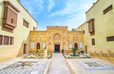 Cairo, Mısır - 23 Aralık 2017: Coptic Museum Merkezi girişinin üzerinde Aralık 23 Kahire'deki Arap tarzında güzel oyma dekorasyonu ile cephe süsleme
