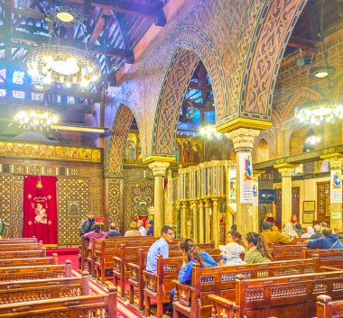 Cairo, Mısır - 23 Aralık 2017: The Church astı üzerinde Aralık 23, Kahire salonları ve duvarlar, Fildişi ve güzel fresklerle kakma abanoz yapılmış güzel İkonostasisin sahiptir