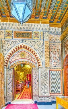 Cairo, Mısır - 23 Aralık 2017: Narteksin güzel taş oyma giriş portal üzerinde Aralık 23, Kahire Kıpti mahallede asılı kilisede Nave için