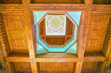 Cairo, Mısır - 23 Aralık 2017: Chambers Coptic Museum üzerinde Aralık 23, Kahire Arapça desenlerle güzel ahşap oyma tavanlara sahiptir