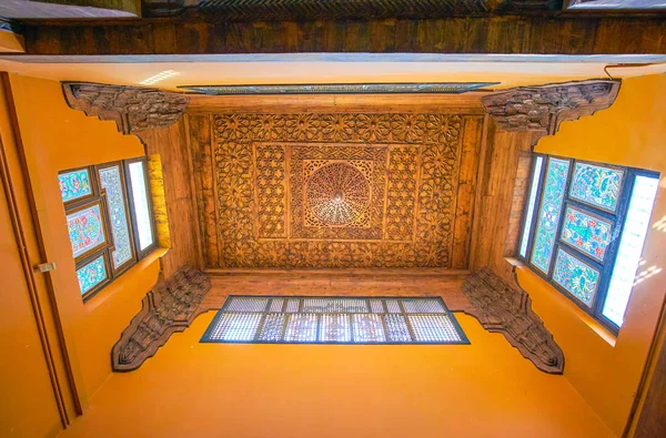埃及开罗 2017年12月23日 在12月23日在开罗用彩色玻璃窗装饰的科普特博物馆小室和阿拉伯风格的木雕天花板 — 图库照片