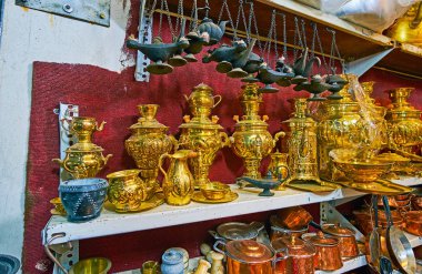 Güzel samovars, Farsça kandil ve el sanatları dükkan kapalı çarşı,: Kashan, Iran coppersmith bölümü bakır tavalar.
