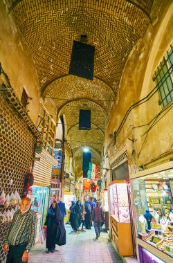 : Kashan, Iran - 22 Ekim 2017: Dar kalabalık koridor 22 Ekim'de kaşan içinde showboxes yerel mağazaların aydınlatma ile kapalı çarşı takı bölümü.