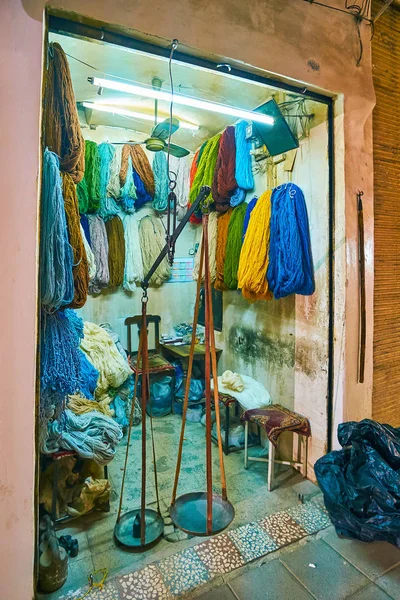 Tiny Yarn Stall Vintage Weighing Scales Colorful Yarns Located Alleyway — Stock Photo, Image