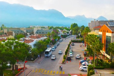 Kemer, Turkey - 13 Mayıs 2017: Sabahları resort, parlak güneşin sisli dağlar parlar, boş ve sessiz, 13 Mayıs kemer sokaklarda.